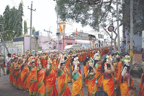 ಪಟ್ಟಣದ ಶಿವಯೋಗಿ ವೃತ್ತದಲ್ಲಿ ಮಹಿಳೆಯರ ಕುಂಭ ಮೆರವಣಿಗೆ ಮತ್ತು ಆನೆಯ ಮೇಲೆ ಕಲಶದ ಮೆರವಣಿಗೆ ಪಟ್ಟಣದ ಪ್ರಮುಖ ಬೀದಿಗಳಲ್ಲಿ ಸಾಗಿ ಅಮೃತಲಿಂಗೇಶ್ವರ ದೇವಸ್ಥಾನ ತಲುಪಿತು.