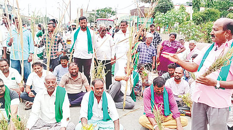 ಬನ್ನೂರಿನ ಬಸವೇಶ್ವರ ವೃತ್ತದ ಬಳಿ ಕಬ್ಬು ಬೆಳೆಗಾರರ ಸಂಘದ ವತಿಯಿಂದ ತಮಿಳುನಡಿಗೆ ನೀರು ಹರಿಸುವುದನ್ನು ಖಂಡಿಸಿ ಪ್ರತಿಭಟನೆ ನಡೆಸಲಾಯಿತು. ಅರುಣ್‌ಕುಮಾರ್, ದೇವರಾಜು, ವೈ.ಎಸ್. ರಾಮುಸ್ವಾಮಿ ಇತರರು ಇದ್ದರು. 
