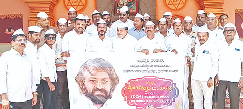 ಶಾಸಕ ಈಶ್ವರ ಖಂಡ್ರೆ ಅವರಿಗೆ ಉಪ ಮುಖ್ಯಮಂತ್ರಿ ಸ್ಥಾನ ದೊರೆಯಲೆಂದು ಪ್ರಾರ್ಥಿಸಿ  ಬಸವಕಲ್ಯಾಣದ ಶ್ರೀ ಬಸವೇಶ್ವರ ದೇವಸ್ಥಾನದಲ್ಲಿ ಬಸವಪರ ಸಂಟನೆಗಳಿಂದ ಭಾನುವಾರ ವಿಶೇಷ ಪೂಜೆ ಸಲ್ಲಿಸಲಾಯಿತು. ಶಶಿಕಾಂತ ದುರ್ಗೆ ಮಲ್ಲಿಕಾರ್ಜುನ ಕುರಕೋಟೆ, ಸುನಿಲ ಪಾಟೀಲ್​, ಬಸವರಾಜ ಮುರಡೆ, ಶಿವಕುಮಾರ ಬಿರಾದಾರ,  ಅಶೋಕ ನಾಗರಾಳೆ, ಬಸವರಾಜ ಬಾಲಿಕಿಲೆ, ಸುನೀಲ ರಾಯವಾಡೆ,  ಬಸವರಾಜ ತೊಂಡಾರೆ, ಶಿವಕುಮಾರ ಶಟಗಾರ. ಸಿದ್ರಾಮ ಕಾಮಣ್ಣ. ಅನಿಲ ಹಲಶೆಟ್ಟೆ, ಮಲ್ಲಿಕಾರ್ಜನ ವಾಂಜರಖೇಡೆ, ಸಂಗಮೇಶ ಬೆಲ್ಲೆ, ವಿವೇಕ ಚಳಕಾಪೂರೆ, ಶಿವು ಕುದರೆ ಇದ್ದರು.