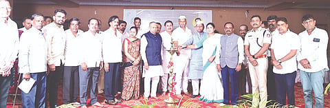 ಬಸವಕಲ್ಯಾಣದಲ್ಲಿ ಶುಕ್ರವಾರ ಆಯೋಜಿಸಿದ್ದ ಪತ್ರಿಕಾ ದಿನ ಮತ್ತು ಶಂಕರ ಪ್ರಸಾದ ದುಬೆ ಪ್ರಶಸ್ತಿ ಪ್ರದಾನ ಸಮಾರಂಭವನ್ನು ಶಾಸಕ ಶರಣು ಸಲಗರ ಉದ್ಘಾಟಿಸಿದರು. ಎಂಎಲ್​ಸಿ ಎಂ.ಜಿ.ಮುಳೆ, ಮಾಲಾ ಬಿ.ನಾರಾಯಣರಾವ, ಬಾಬು ಹೊನ್ನಾನಾಯಕ, ಪ್ರಶಸ್ತಿ ಪುರಸತ ಪತ್ರಕರ್ತೆ ರಶ್ಮಿ ಎಸ್​., ಪ್ರಕಾಶ ಕುದರಿ, ಮಡೋಳಪ್ಪ, ಅನೀಲಕುಮಾರ ರಗಟೆ, ದಿಲೀಪಕುಮಾರ ಉತ್ತಮ, ಪೃಥ್ವಿರಾಜ, ಸುನಿಲಕುಮಾರ ಕುಲಕರ್ಣಿ, ಡಿಕೆ ಪ್ರಹ್ಲಾದ ಇತರರಿದ್ದರು.