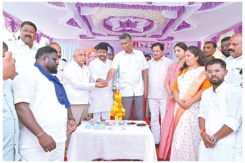 ಬೋರಗಾಂವದಲ್ಲಿ ಅಣ್ಣಾಭಾವು ಸಾಠೆ ಜನ್ಮದಿನಾಚರಣೆ ಕಾರ್ಯಕ್ರಮಕ್ಕೆ ಸಚಿವ ಸತೀಶ ಜಾರಕಿಹೊಳಿ ಚಾಲನೆ ನೀಡಿದರು. ಲಕ್ಷ್ಮಣರಾವ ಚಿಂಗಳೆ, ಅಣ್ಣಾಸಾಹೇಬ ಹವಲೆ, ಸುನೀತಾ ಐವಾಳೆ, ಭೂಪಾಲ ಹಿರೇಮನಿ, ರಾಜೇಶ ಕದಮ, ರೋಹನ ಸಾಳವೆ ಇತರರಿದ್ದರು.
