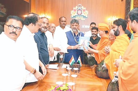ಜೈನ ನಿಗಮ ಸ್ಥಾಪನೆ ಕುರಿತು ಜೈನ ಸಮುದಾಯದ ಮಹಾರಾಜರು ಹಾಗೂ ಮುಖಂಡರು ಮುಖ್ಯಮಂತ್ರಿ ಡಿ.ಕೆ.ಶಿವಕುಮಾರಗೆ ಮನವಿ ಮಾಡಿದರು. ಭಾನುಕೀರ್ತಿ ಭಟ್ಟಾರಕ ಪಟ್ಟಾಚಾರ್ಯ ಸ್ವಾಮೀಜಿ, ಪಂಡಿತಾಚಾರ್ಯ ಚಾರುಕೀರ್ತಿ ಭಟ್ಟಾರಕ ಪಟ್ಟಾಚಾರ್ಯ ಸ್ವಾಮೀಜಿ, ವೀರಕುಮಾರ ಪಾಟೀಲ, ಉತ್ತಮ ಪಾಟೀಲ, ಧೂಳಗೌಡ ಪಾಟೀಲ ಇತರರಿದ್ದರು.