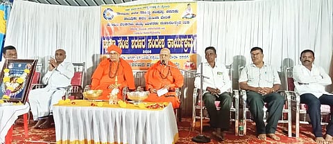 ಚೌಳಹಿರಿಯೂರು ಸಮೀಪ ಸಂಕ್ಲಾಪುರದಲ್ಲಿ ಆಯೋಜಿಸಿದ್ದ ಶ್ರಾವಣ ಸಂಜೆ ಕಾರ್ಯಕ್ರಮದಲ್ಲಿ ಡಾ. ಪಂಡಿತಾರಾಧ್ಯ ಶಿವಾಚಾರ್ಯ ಸ್ವಾಮೀಜಿ ಆಶೀರ್ವಚನ ನೀಡಿದರು. ಕೆ.ವಿರೂಪಾಕ್ಷಪ್ಪ, ವೈ.ಎಸ್.ರವಿ ಪ್ರಕಾಶ್, ಎಸ್.ಮಲ್ಲಿಕಾರ್ಜುನ್, ಎಸ್.ಎಚ್.ಮಲ್ಲಿಕಾರ್ಜುನ, ಅರೇಹಳ್ಳಿ ಮೋಹನ್, ಕಲ್ಕೆರೆ ಈಶ್ವರಪ್ಪ ಇತರರಿದ್ದರು.