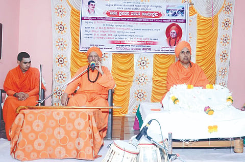 ಡೋನವಾಡ ಗ್ರಾಮದಲ್ಲಿ ಹಮ್ಮಿಕೊಂಡಿರುವ ವಚನ ದರ್ಶನ ಪ್ರವಚನ ಸಮಾರೋಪ ಸಮಾರಂಭದಲ್ಲಿ ಡಾ.ಪಂಚಮಶಿವಲಿಂಗೇಶ್ವರ ಸ್ವಾಮೀಜಿ ಮಾತನಾಡಿದರು. ಸಂಪಾದನಾ ಸ್ವಾಮೀಜಿ, ಶಿವಪ್ರಸಾದ ದೇವರ ಇದ್ದರು