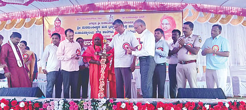ಟಪ್ರಭಾದಲ್ಲಿ ದುರದುಂಡೀಶ್ವರ ಮಠ ಟ್ರಸ್ಟ್​ ಅರಬಾವಿಮಠ ಸಂಯುಕ್ತ ಪದವಿಪೂರ್ವ ಮಹಾವಿದ್ಯಾಲಯ ಮತ್ತು ಪ್ರೌಢಶಾಲೆಗಳ ನೂತನ ಕಟ್ಟಡವನ್ನು ಸಚಿವ ಸತೀಶ ಜಾರಕಿಹೊಳಿ ಲೋಕಾರ್ಪಣೆಗೊಳಿಸಿದರು. ಗುರುಬಸವಲಿಂಗ ಸ್ವಾಮೀಜಿ, ಅಲ್ಲಮಪ್ರಭು ಸ್ವಾಮೀಜಿ, ಅಪ್ಪಯ್ಯಪ್ಪ ಬಡಕುಂದ್ರಿ ಇತರರಿದ್ದರು.