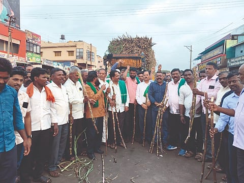 ಹುಕ್ಕೇರಿಯ ಕೋರ್ಟ್ ವೃತ್ತದಲ್ಲಿ ಕಬ್ಬು ಸಾಗಣೆ ಮಾಡುತ್ತಿದ್ದ ಟ್ರ್ಯಾಕ್ಟರ್ ತಡೆದು ರೈತರು ಪ್ರತಿಭಟನೆ ನಡೆಸಿದರು. ರಾಮಚಂದ್ರ ಜೋಶಿ, ಗೋಪಾಲ ಮರಬಸ್ಸನವರ, ಪ್ರಭು ವಂಟಮೂರಿ, ತಮ್ಮನಗೌಡ ಪಾಟೀಲ, ಅಮರೇಶ ಬನ್ನಕ್ಕಗೋಳ ಮತ್ತಿತರರಿದ್ದರು.