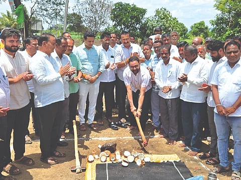 ಹೊನ್ನಿಹಳ್ಳಿ-ಕಣಗಲಾ ರಸ್ತೆ ಡಾಂಬರೀಕರಣ ಕಾಮಗಾರಿಗೆ ಶಾಸಕ ನಿಖಿಲ ಕತ್ತಿ ಭೂಮಿಪೂಜೆ ನೆರವೇರಿಸಿದರು. ಅಶೋಕ ಹಿರೇಕೋಡಿ, ಪ್ರಶಾಂತ ಪಾಟೀಲ, ರೋಹನ ನೇಸರಿ, ಶಿವಾನಂದ ಮುಡಸಿ ಇತರರಿದ್ದರು.