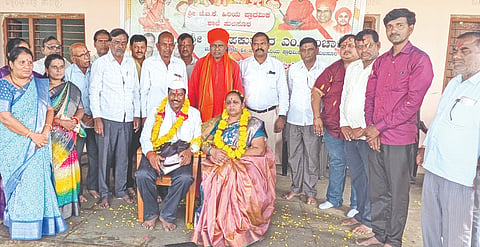 ಹುಲಸೂರಿನ ಜೆಬಿಕೆ ಹಿರಿಯ ಪ್ರಾಥಮಿಕ ಶಾಲೆಯಲ್ಲಿ ಶುಕ್ರವಾರ ನಡೆದ ಕಾರ್ಯಕ್ರಮದಲ್ಲಿ ನಿವೃತ್ತ ಮುಖ್ಯಗುರು ದಿಲೀಪಕುಮಾರ ಪಂಚಾಳ ದಂಪತಿಯನ್ನು ಸನ್ಮಾನಿಸಲಾಯಿತು. ಶ್ರೀ ಡಾ.ಶಿವಾನಂದ ಸ್ವಾಮೀಜಿ, ಸರ್ಕಾರಿ ವಕೀಲ ಬಾಲಾಜಿ ಆದೆಪ್ಪ, ಚಂದ್ರಕಾಂತ ಪಾರಶೆಟ್ಟೆ, ಅಶೋಕ ಕಮಠಾಣೆ, ಉದಯರಾಜ ಪಾರಶೆಟ್ಟೆ, ಮಧುಮಾಲಾಶ್ರೀ ಇತರರಿದ್ದರು.
