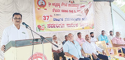 ಶಿರಗುಪ್ಪಿಯ ಅರಿಹಂತ ಶಿಕ್ಷಣ ಸಂಸ್ಥೆಯ ಸಭಾಭವನದಲ್ಲಿ ಜೆಸಿಎಲ್ ಸಹಕಾರಿಯ ಸರ್ವ ಸಾಧಾರಣ ಸಭೆಯಲ್ಲಿ ಭಮ್ಮಣ್ಣ ಚೌಗುಲೆ ಮಾತನಾಡಿದರು. ಅಮರ ದುರ್ಗಣ್ಣವರ, ಅಪ್ಪಾಸಾಬ ಶಿರಗುಪ್ಪೆ ಇತರರಿದ್ದರು.