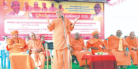 ಜುಗೂಳ ಗ್ರಾಮದಲ್ಲಿ ಹಮ್ಮಿಕೊಂಡಿದ್ದ ಸಿದ್ಧೇಶ್ವರ ಶ್ರೀಗಳ ಗುರುನಮನ ಮಹೋತ್ಸವದಲ್ಲಿ ಕನ್ಹೇರಿ ಮಠದ ಅದೃಶ್ಯ ಕಾಡಸಿದ್ಧೇಶ್ವರ ಸ್ವಾಮೀಜಿ ಮಾತನಾಡಿದರು. ಬಸವಲಿಂಗ ಸ್ವಾಮೀಜಿ, ಡಾ.ಅಭಿನವ ಬ್ರಹ್ಮಾನಂದ ಶ್ರೀ, ಯತೀಶ್ವರಾನಂದ ಶ್ರೀ, ಡಾ.ಶ್ರದ್ಧಾನಂದ ಶ್ರೀ ಇತರರಿದ್ದರು.