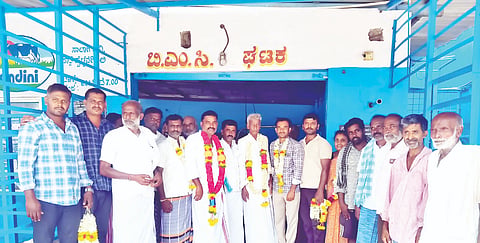 ಮೆಣಸಗೆರೆ ಹಾಲು ಉತ್ಪಾದಕರ ಸಹಕಾರ ಸಂಘದ ಅಧ್ಯಕ್ಷ ಸ್ಥಾನಕ್ಕೆ ಅವಿರೋಧ ಆಯ್ಕೆಯಾದ ಆಲೂರಯ್ಯ ಅವರನ್ನು ಸಂಘದ ನಿರ್ದೇಶಕರು ಅಭಿನಂದಿಸಿದರು. ನಿರ್ದೇಶಕರಾದ ಪ್ರಶಾಂತ್, ಬಸವರಾಜು, ಗೀತಾ, ಶ್ರೀನಿವಾಸ ಮೂರ್ತಿ ಇತರರು ಇದ್ದರು. 