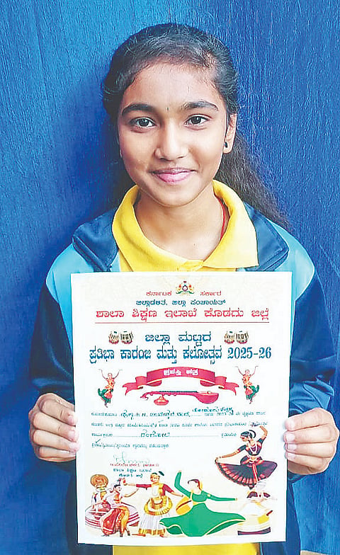 ರಾಜ್ಯ ಮಟ್ಟದ ರಂಗೋಲಿ ಸ್ಪರ್ಧೆಗೆ ಆಯ್ಕೆಯಾದ ತೋಳೂರು ಶೆಟ್ಟಳ್ಳಿಯ ಡಾ.ಬಿ.ಆರ್. ಅಂಬೇಡ್ಕರ್ ವಸತಿ ಶಾಲೆಯ 10ನೇ ತರಗತಿಯ ವಿದ್ಯಾರ್ಥಿನಿ ಕೆ.ಎನ್.ಪುಣ್ಯ.
