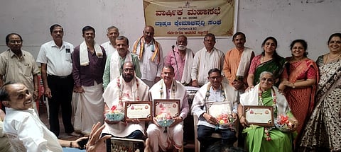 ಕುಶಾಲನಗರ ಬ್ರಾಹ್ಮಣ ಕ್ಷೇಮಾಭಿವೃದ್ಧಿ ಸಂಘದ ವಾರ್ಷಿಕ ಮಹಾಸಭೆಯಲ್ಲಿ ನಿವೃತ್ತ ಕಲಾ ಶಿಕ್ಷಕ ಉ.ರಾ.ನಾಗೇಶ್, ಸಂಘದ ಮಾಜಿ ಅಧ್ಯಕ್ಷ ವಿಜಯೇಂದ್ರ ಹಾಗೂ ಸಂಘದ ಕಾನೂನು ಸಲಹೆಗಾರ ಕೆ.ಎಸ್.ವೆಂಕಟರಮಣರಾವ್ ದಂಪತಿಯನ್ನು ಸನ್ಮಾನಿಸಲಾಯಿತು.