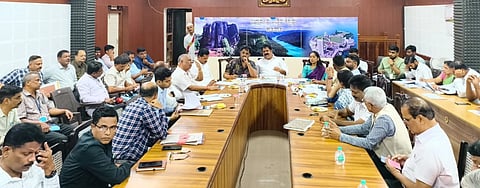 ಕಾರವಾರದಲ್ಲಿ ಸಚಿವ ಮಂಕಾಳ ವೈದ್ಯ ಸಭೆ ನಡೆಸಿದರು.