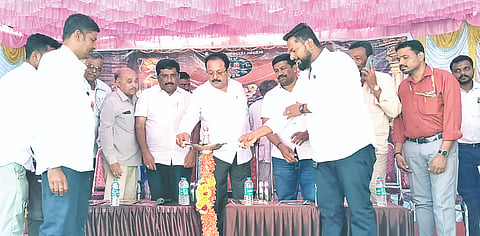 ಮದ್ದೂರು ತಾಲೂಕಿನ ಕೊಪ್ಪ ಹೋಬಳಿಯ ಅರಗಿನಮೆಳೆ ಗ್ರಾಮದಲ್ಲಿ ಅರಗಿನಮೆಳೆ ಉತ್ಸವವನ್ನು ಸಚಿವ ಎನ್.ಚಲುವರಾಯಸ್ವಾಮಿ ಉದ್ಘಾಟಿಸಿದರು. ವಿಜಯ್‌ಎಸ್.ಗೌಡ, ಹರೀಶ್‌ಬಾಬು, ಕೆ.ಸಿ.ಜೋಗಿಗೌಡ, ಬೆಕ್ಕಳಲೆ ರಘು, ಚಂದ್ರು ಇದ್ದರು.