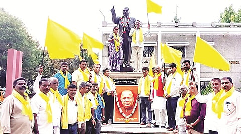 ಮದ್ದೂರು ನಗರಸಭೆ ಮುಂಭಾಗದಲ್ಲಿರುವ ಡಾ.ಬಿ.ಆರ್.ಅಂಬೇಡ್ಕರ್‌ರ ಪುತ್ಥಳಿಗೆ ಡಿ.ದೇವರಾಜು ಅರಸು ಹಿಂದುಳಿದ ವರ್ಗಗಳ ವೇದಿಕೆ ವತಿಯಿಂದ ಮಾಲಾರ್ಪಣೆ ಮಾಡಲಾಯಿತು. ಎಂ.ಕೃಷ್ಣ, ಎಲ್.ಸಂದೇಶ್, ಕೆ.ಟಿ.ಶಿವಕುಮಾರ್, ಪಿ.ಶಶಿಕುಮಾರ್, ಡಿ.ಸಿ.ಮಹೇಂದ್ರ ಇತರರಿದ್ದರು. 