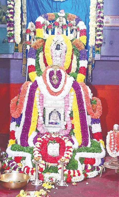  ಮದ್ದೂರಿನ ಕೋಟೆ ಬೀದಿಯಲ್ಲಿರುವ ಶ್ರೀರಾಘವೇಂದ್ರಸ್ವಾಮಿ ಮಠದಲ್ಲಿ ಶ್ರೀರಾಘವೇಂದ್ರ ಗುರುಸಾರ್ವಭೌಮರ 355ನೇ ಆರಾಧನಾ ಮಹೋತ್ಸವದ ಅಂಗವಾಗಿ ರಾಯರ ವೃಂದಾವನಕ್ಕೆ ವಿಶೇಷ ಅಲಂಕಾರ ಮಾಡಲಾಗಿತ್ತು.