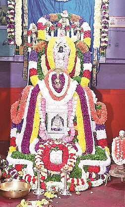 ಮದ್ದೂರಿನ ಕೋಟೆ ಬೀದಿಯಲ್ಲಿರುವ ಶ್ರೀರಾಘವೇಂದ್ರಸ್ವಾಮಿ ಮಠದಲ್ಲಿ ಶ್ರೀರಾಘವೇಂದ್ರ ಗುರುಸಾರ್ವಭೌಮರ 355ನೇ ಆರಾಧನಾ ಮಹೋತ್ಸವದ ಅಂಗವಾಗಿ ರಾಯರ ವೃಂದಾವನಕ್ಕೆ ವಿಶೇಷ ಅಲಂಕಾರ ಮಾಡಲಾಗಿತ್ತು.