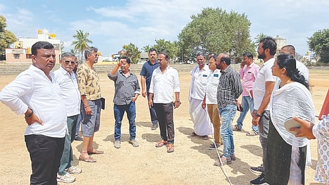 ಮದ್ದೂರು ತಾಲೂಕು ಕ್ರೀಡಾಂಗಣದಲ್ಲಿ ನಡೆಯುತ್ತಿರುವ ಸಿದ್ದತೆಯನ್ನು ಶಾಸಕ ಕೆ.ಎಂ.ಉದಯ್ ಪರಿಶೀಲಿಸಿದರು. ಪಿ.ಸಂದರ್ಶ, ಮಮತಾಶಂಕರೇಗೌಡ, ಸುನಿಲ್‌ಕುಮಾರ್, ಅಪೂರ್ವಚಂದ್ರ, ರವಿ ಇದ್ದರು. 