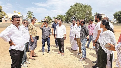 ಮದ್ದೂರು ತಾಲೂಕು ಕ್ರೀಡಾಂಗಣದಲ್ಲಿ ನಡೆಯುತ್ತಿರುವ ಸಿದ್ದತೆಯನ್ನು ಶಾಸಕ ಕೆ.ಎಂ.ಉದಯ್ ಪರಿಶೀಲಿಸಿದರು. ಪಿ.ಸಂದರ್ಶ, ಮಮತಾಶಂಕರೇಗೌಡ, ಸುನಿಲ್‌ಕುಮಾರ್, ಅಪೂರ್ವಚಂದ್ರ, ರವಿ ಇದ್ದರು. 