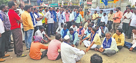  ಮುದ್ದೇಬಿಹಾಳ ಪಟ್ಟಣದ ವಿವಿದ ದಲಿತಪರ ಹಾಗೂ ಇತರೆ ಸಂಘಟನೆಗಳ ನೇತೃತ್ವದಲ್ಲಿ ಶುಕ್ರವಾರ ಹಮ್ಮಿಕೊಂಡಿದ್ದ ಪ್ರತಿಭಟನೆಯಲ್ಲಿ ದಲಿತ ಮುಖಂಡರು ಮಾತನಾಡಿದರು.
