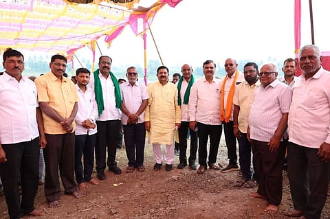 ಚಿಕ್ಕೋಡಿ ತಾಲೂಕಿನ ಕಲ್ಲೋಳಿ ಗ್ರಾಮದ ಬಳಿ ಈಚೆಗೆ ಕರಗಾಂವ ಏತ ನೀರಾವರಿ ಯೋಜನೆ ಕಾಮಗಾರಿಗೆ ಶಾಸಕ ದುರ್ಯೋಧನ ಐಹೊಳೆ ಚಾಲನೆ ನೀಡಿದರು.
