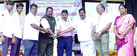  ರಾಮದುರ್ಗ ಬಸವೇಶ್ವರ ವೀರಶೈವ ವಿದ್ಯಾವರ್ಧಕ ಸಂಘದ ಸ್ಟೇಟ್ ಸಂಯುಕ್ತ ಪದವಿಪೂರ್ವ ಕಾಲೇಜಿನಲ್ಲಿ ಹಮ್ಮಿಕೊಂಡಿದ್ದ ಕ್ರೀಡಾ ಹಾಗೂ ಸಾಂಸ್ಕೃತಿಕ ಚಟುವಟಿಕೆ ಕಾರ್ಯಕ್ರಮವನ್ನು ಗಣ್ಯರು ಉದ್ಘಾಟಿಸಿದರು.