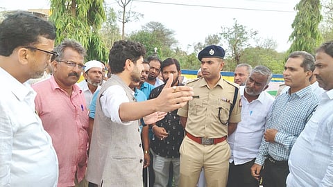 ಸಂಕೇಶ್ವರದ ನಿಡಸೋಸಿ ರಸ್ತೆ ವಿಸ್ತರಣೆ  ಕಾಮಗಾರಿಯನ್ನು ಡಿಸಿ ಮೊಹಮ್ಮದ್ ರೋಷನ್ ವೀಕ್ಷಿಸಿ, ಅಧಿಕಾರಿಗಳೊಂದಿಗೆ ಚರ್ಚಿಸಿದರು. ಎಸ್ಪಿ ಕೆ.ರಾಮರಾಜನ, ಬಲರಾಮ ಕಟ್ಟಿಮನಿ, ಪ್ರಕಾಶ ಮಠದ ಇತರರಿದ್ದರು.