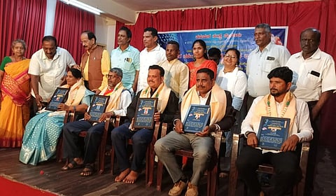 ಸೋಮವಾರಪೇಟೆ ದಲಿತ ಪರ ಹೋರಾಟಗಾರ ಜಯಪ್ಪ ಹಾನಗಲ್ ಅವರು ಬುದ್ಧ ನಾಡ  ಭೂಷಣ ಪ್ರಶಸ್ತಿ ಸ್ವೀಕರಿಸಿದರು. ಹರೀಶ್ ಗೌಡ,ಅಶೋಕ್, ಗೋಪಾಲ ಇದ್ದರು.