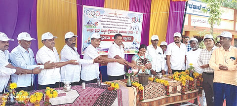ಮದ್ಲೂರ ಗ್ರಾಮದ ಸರ್ಕಾರಿ ಪ್ರೌಢ ಶಾಲೆ ಆವರಣದಲ್ಲಿ ಹಮ್ಮಿಕೊಂಡಿದ್ದ ಕ್ಲಸ್ಟರ್ ಮಟ್ಟದ ಕ್ರೀಡಾಕೂಟವನ್ನು ಗಣ್ಯರು ಉದ್ಘಾಟಿಸಿದರು. ಆರ್.ಕೆ.ಪಟಾತ, ಎ.ಎ.ಖಾಜಿ, ಉದಯ ನರಿ, ವಿಠ್ಠಲ ಪಚ್ಚಿನವರ ಇತರರಿದ್ದರು.