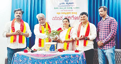 ಕ್ರಿಯಾ ಮೈಸೂರು ಹಾಗೂ ಸ್ಪಂದನ ಸಾಂಸ್ಕೃತಿಕ ಪರಿಷತ್‌ನಿಂದ ನಗರದಲ್ಲಿ ಆಯೋಜಿಸಿದ್ದ ಕಾರ್ಯಕ್ರಮದಲ್ಲಿ ದೊಡ್ಡನಿಂಗಪ್ಪ ಆಲೂರು, ಡಾ. ಸುಜಾತಾ ಅಕ್ಕಿ, ಟಿ. ಸತೀಶ್ ಜವರೇಗೌಡ, ಪ್ರಸನ್ನಕುಮಾರ್ ಕೆರಗೋಡು, ಮಂದಾರ ಎಸ್. ಉಡುಪಿ ಇದ್ದರು.