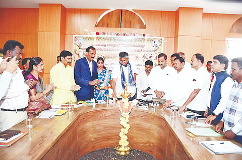 ಕರ್ನಾಟಕ ರಾಜ್ಯ ಬುಡಕಟ್ಟು ಸಂಶೋಧನಾ ಸಂಸ್ಥೆಯಲ್ಲಿ ಆಯೋಜಿಸಿದ್ದ ಸಭೆಯನ್ನು ಸತೀಶ್ ಜಾರಕಿಹೊಳಿ ಉದ್ಘಾಟಿಸಿದರು. ಡಿ. ರವಿಶಂಕರ್, ಟಿ. ಯೋಗೇಶ್, ಎಸ್.ಸಿ. ಬಸವರಾಜು, ಚಂದ್ರಶೇಖರ್, ಎಚ್.ಎಸ್. ಗಿರಿಜಾಂಬ, ಎಂ.ಕೆ. ಮಲ್ಲೇಶ್ ಇತರರು ಇದ್ದರು.