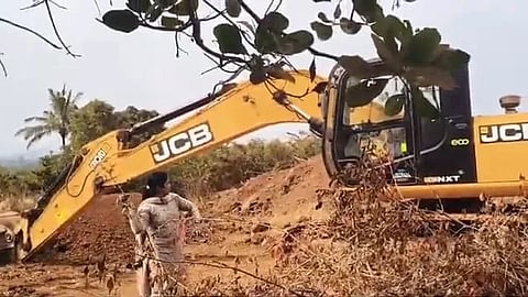  ಭೂ ವಿಜ್ಞಾನಿ ಬಿಂದನ್ ಪಾಟೀಲ ಕಲ್ಲು ಎಸೆದ ದೃಶ್ಯ.