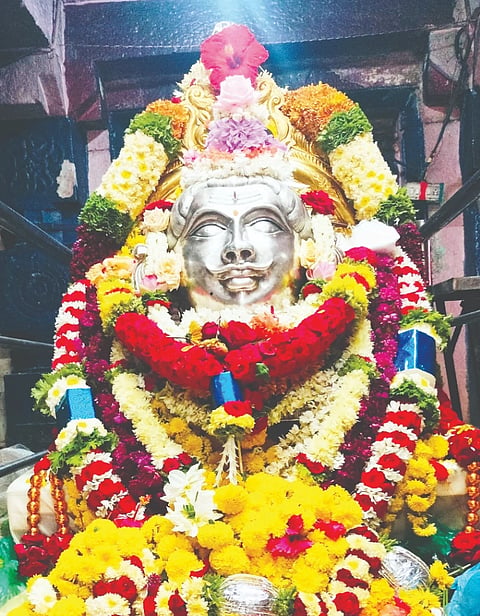 ಶಂಭುಲಿಂಗೇಶ್ವರಸ್ವಾಮಿ  ಶ್ರಾವಣ ಸೋಮವಾರದ ಪ್ರಯುಕ್ತ ವಿವಿಧ ಬಗೆಯ ಪುಷ್ಪಗಳಿಂದ ಅಲಂಕೃತಗೊಂಡಿರುವ ಗಂಡಸಿ ಕ್ಷೇತ್ರನಾಥ ಶ್ರೀ  ಶಂಭುಲಿಂಗೇಶ್ವರ ಸ್ವಾಮಿ.