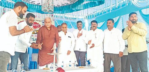 ಶಹಾಪುರದಲ್ಲಿ ಸೋಮವಾರ ಹಮ್ಮಿಕೊಂಡ ಲಾರಿ ಮಾಲೀಕರ ಕ್ಷೇಮಾಭಿವೃದ್ಧಿ ಸಂಘದ ೧೪ನೇ ವಾರ್ಷಿಕೋತ್ಸವ ಕಾರ್ಯಕ್ರಮವನ್ನು ಶಾಸಕ ಶರಣಬಸಪ್ಪ ದರ್ಶನಾಪುರ ಉದ್ಘಾಟಿಸಿದರು. ಗುಂಡಪ್ಪ ತುಂಬಿಗಿ, ಮಹಾದೇವಪ್ಪ ಸಾಲಿಮನಿ, ಮಲ್ಲಿಕಾರ್ಜುನ ಗಂಗಾಧರ ಮಠ ಮಹ್ಮದ್ ಯೂನೂಸ್, ಜಾವೀದ್ ಪಾಷಾ ಖಾನಾಪುರ, ಹರೀಶ ಪಾಟೀಲ್ ಮಲ್ಲಣ್ಣಗೌಡ ಪಾಟೀಲ್ ಇತರರಿದ್ದರು.