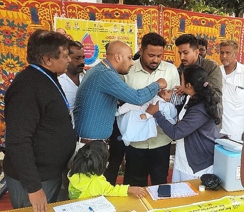ನಾಗಮಂಗಲ ಪಟ್ಟಣದ ತಾಲೂಕು ಆಡಳಿತಸೌಧದ ಮುಂಭಾಗ ತಹಸೀಲ್ದಾರ್ ಆದರ್ಶ ಅವರು ಮಗುವಿಗೆ ಪೋಲಿಯೋ ಲಸಿಕೆ ಹಾಕಿ ಅಭಿಯಾನಕ್ಕೆ ಚಾಲನೆ ನೀಡಿದರು. ಕೃಷ್ಣಮೂರ್ತಿ ಕಿತರರು ಇದ್ದರು. 