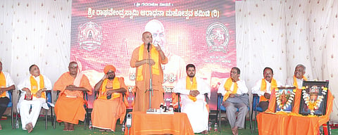 ಪಾಶ್ಚಾಪುರ ಗ್ರಾಮದಲ್ಲಿ ಹಮ್ಮಿಕೊಂಡಿದ್ದ ಹಿರಿಯರ ಸಮಾವೇಶದಲ್ಲಿ ಅದೃಶ್ಯ ಕಾಡಸಿದ್ಧೇಶ್ವರ ಸ್ವಾಮೀಜಿ ಮಾತನಾಡಿದರು. ಅಭಿನವ ಮಂಜುನಾಥ ಸ್ವಾಮೀಜಿ, ವಿಶ್ವಾರಾಧ್ಯ ಶಿವಾಚಾರ್ಯರು, ಮಂಜುನಾಥ ಕುನ್ನೂರ, ಬಸವರಾಜ ಹುಕ್ಕೇರಿ ಇತರರಿದ್ದರು.