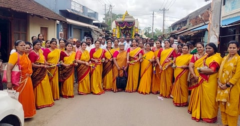 ಅರಕಲಗೂಡು ತಾಲೂಕಿನ  ರಾಮನಾಥಪುರದಲ್ಲಿ ಸೋಮವಾರ ನಡೆದ ಶ್ರೀರಾಘವೇಂದ್ರಸ್ವಾಮಿ ರಥೋತ್ಸವದಲ್ಲಿ ಪಾಲ್ಗೊಂಡಿದ್ದ ಮಹಿಳಾ ಭಕ್ತರು ಕೋಲಾಟ ದೊಂದಿಗೆ ರಾಯರ ನಾಮಸ್ಮರಣೆ ಮಾಡಿದರು.