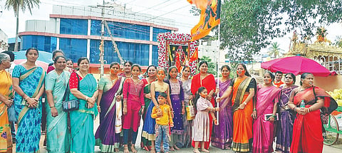 ಅರಸೀಕೆರೆ ನಗರದ ಶ್ಯಾನುಭೋಗರ ಬೀದಿ ರಸ್ತೆ ಬದಿಗೆ ಹೊಂದಿಕೊಂಡಂತಿರುವ ನಂಜನಗೂಡು ಶ್ರೀ ರಾಘವೇಂದ್ರಸ್ವಾಮಿ ಮಠದಲ್ಲಿ  ಉತ್ತರರಾಧನೆ ನಿಮಿತ್ತ   ರಜತ ಮಂಟಪದಲ್ಲಿ ಗುರುರಾಯರ ಭವ್ಯ ಮೆರವಣಿಗೆ ನಡೆಯಿತು.