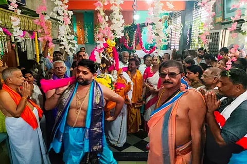 ಭದ್ರಾವತಿ ಹಳೇನಗರದ ಶ್ರೀ ರಾಘವೇಂದ್ರಸ್ವಾಮಿ ಮಠದ ಪ್ರಾಂಗಣದಲ್ಲಿ ನೆರವೇರಿದ ಸ್ವಾಮಿ ಪಲ್ಲಕ್ಕಿ ಉತ್ಸವ. ಪ್ರಮೋದ್‌ಕುಮಾರ್, ಜಿ.ರಮಾಕಾಂತ್, ಗೋಪಾಲಕೃಷ್ಣ ಇತರರಿದ್ದರು.