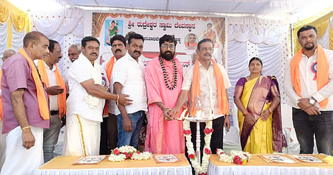 ಬೇಲೂರು ತಾಲೂಕಿನ ಗೆಂಡೇಹಳ್ಳಿ ಸಮೀಪದ ಶನಿವಾರಪೇಟೆ ಗ್ರಾಮದಲ್ಲಿ ಶ್ರೀ ರುದ್ರೇಶ್ವರಸ್ವಾಮಿ ದೇಗುಲದ ವಿಗ್ರಹ ಮರು ಪ್ರತಿಷ್ಠಾಪನೆ ಹಾಗೂ ಕಳಸಾರೋಹಣ ಕಾರ್ಯಕ್ರಮವನ್ನು ತೆಂಕಲಗೂಡು ಬೃಹನ್ಮಠದ ಶ್ರೀ ಚನ್ನಸಿದ್ದೇಶ್ವರ ಶಿವಾಚಾರ್ಯ ಸ್ವಾಮೀಜಿ ಉದ್ಘಾಟಿಸಿದರು. ಪುಷ್ಪಗಿರಿ ಮಠದ ಶ್ರೀ ಸೋಮಶೇಖರ ಶಿವಾಚಾರ್ಯ ಸ್ವಾಮೀಜಿ, ಗ್ರಾಪಂ ಅಧ್ಯಕ್ಷೆ ಮೀನಾಕ್ಷಿ, ಪಿಎಲ್‌ಡಿ ಬ್ಯಾಂಕ್ ನಿರ್ದೇಶಕ ಮೊಗಪ್ಪಗೌಡ, ಮುಖಂಡರಾದ ಚಂದ್ರಪ್ಪಶೆಟ್ಟಿ, ರಾಜಶೇಖರ್ ಇದ್ದರು. 