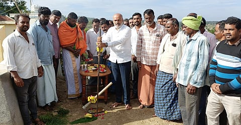 ಬೇಲೂರು ತಾಲೂಕಿನ ಗಂಗೂರು-ಕನಕೆಮಹಳ್ಳಿ ಗ್ರಾಮದಲ್ಲಿ ಜಿಪಂ ಹಾಗೂ ಎತ್ತಿನಹೊಳೆ ಯೋಜನೆಯಡಿ ರಸ್ತೆ ಕಾಮಗಾರಿಗೆ ಶಾಸಕ ಎಚ್.ಕೆ.ಸುರೇಶ್ ಭೂಮಿಪೂಜೆ ನೆರವೇರಿಸಿದರು. ಯಶೋಧರಮೂರ್ತಿ, ವಿವೇಕ್, ಈರಯ್ಯ, ಪಿಡಿಒ ಅವಿನಾಶ್, ಮೂರ್ತಿ, ರಂಗಸ್ವಾಮಿ, ಕುಮಾರ್, ರಮೇಶ್, ವಿನಾಯಕ್, ಯೋಗೇಶ್ ಇತರರಿದ್ದರು.  
