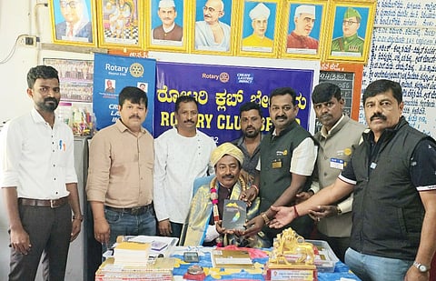 ಬೇಲೂರು ತಾಲೂಕಿನ ಚಿಕ್ಕಮೇದರು ಸರ್ಕಾರಿ ಹಿರಿಯ ಪ್ರಾಥಮಿಕ ಶಾಲೆಯಲ್ಲಿ ಹಮ್ಮಿಕೊಂಡಿದ್ದ ಸಮಾರಂಭದಲ್ಲಿ ನಿವೃತ್ತ ಮುಖ್ಯ ಶಿಕ್ಷಕ ರಹಮತ್ ಉಲ್ಲಾ ಅವರನ್ನು  ಸನ್ಮಾನಿಸಲಾಯಿತು. ಬಿ.ಬಿ.ಶಿವರಾಜು, ಮುರಳಿ,  ರಾಘವೇಂದ್ರ, ಮಾಜಿ ಕಾರ್ಯದರ್ಶಿ ಲೋಕೇಶ್, ಸದಸ್ಯ ಪುಟ್ಟು ರೇವಣ್ಣ ಇತರರಿದ್ದರು. 
