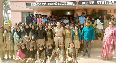 ತೆರದ ಮನೆ ಕಾರ್ಯಕ್ರಮದ ಅಂಗವಾಗಿ ಬೇಲೂರು ತಾಲೂಕಿನ ಅರೇಹಳ್ಳಿ ಸರ್ಕಾರಿ ಪ್ರೌಢಶಾಲೆ ವಿದ್ಯಾರ್ಥಿಗಳು ಪೊಲೀಸ್ ಠಾಣೆಗೆ ಆಗಮಿಸಿದ ಸಂದರ್ಭ ಪಿಎಸ್‌ಐ ಶೋಭಾ ಭರಮಣ್ಣ ಮಾಹಿತಿ ನೀಡಿದರು. ಪೊಲೀಸ್ ಸಿಬ್ಬಂದಿ ಶಂಶುದ್ದೀನ್ ಸೊನ್ನದ್, ರವಿಚಂದ್ರ, ಮಂಜುನಾಥ, ದರ್ಶನ್ ಹಾಗೂ ಶಾಲಾ ಶಿಕ್ಷಕರಿದ್ದರು.
