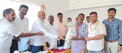 ಬೇಲೂರು ತಾಲೂಕಿನ ದೊಡ್ಡಕೋಡಿಹಳ್ಳಿಯಲ್ಲಿ ಕೃಷಿ ಇಲಾಖೆಯಿಂದ ಆಯೋಜಿಸಿದ್ದ ಕಾರ್ಯಕ್ರಮದಲ್ಲಿ ಶಾಸಕ ಎಚ್.ಕೆ.ಸುರೇಶ್ ದ್ವಿದಳ ಧಾನ್ಯ ಬಿತ್ತನೆ ಬೀಜ ವಿತರಿಸಿದರು.  ಹುಲ್ಲಣ್ಣಗೌಡ,  ಕಾಂತರಾಜು, ಕಾರ್ತಿಕ್, ಹೇಮಂತ್ ಕುಮಾರ್ ಇತರರಿದ್ದರು. 