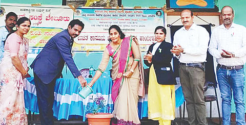 ಪಟ್ಟಣ ಸಮೀಪದ ಮುರಾರ್ಜಿ ವಸತಿ ಶಾಲೆಯ ವಿದ್ಯಾರ್ಥಿಗಳಿಗಾಗಿ ಆಯೋಜಿಸಿದ್ದ ಮಾನವ ಹಕ್ಕುಗಳ ಕುರಿತು ಕಾರ್ಯಾಗಾರ ಹಾಗೂ ಗ್ರಾಹಕರ ದಿನಾಚರಣೆಯಲ್ಲಿ ಗಿಡಕ್ಕೆ ನೀರುಣಿಸುವ ಮೂಲಕ ಚಾಲನೆ ನೀಡಿದ ಗಣ್ಯರು.