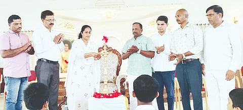 ಬೇಲೂರು ತಾಲೂಕಿನ ಅಜ್ಜೇನಹಳ್ಳಿ ಸಮೀಪವಿರುವ ಶ್ರೀ ಸತ್ಯಸಾಯಿ ಸತ್ಯ ನಿಕೇತನಂನಲ್ಲಿ ಲಯನ್ಸ್ ಕ್ಲಬ್ ವತಿಯಿಂದ ಆಯೋಜಿಸಿದ್ದ ನೇತ್ರ ತಪಾಸಣೆ ಉಚಿತ ಶಿಬಿರವನ್ನು ತಾರಾಮಣಿ ಸುರೇಶ್ ಉದ್ಘಾಟಿಸಿದರು. ಡಾ.ಚಂದ್ರಮೌಳಿ, ಆದರ್ಶ್, ಪ್ರಶಾಂತ್ ಇತರರು ಇದ್ದರು.
