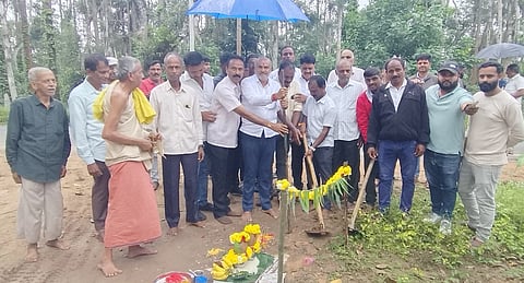 ಬೇಲೂರು ತಾಲೂಕಿನ ಬಾರೆಮನೆ ಮತ್ತು ಹಳೇ ಗೆಂಡೇಹಳ್ಳಿ ಸಂಪರ್ಕ ರಸ್ತೆ ಅಭಿವೃದ್ಧಿ ಕಾಮಗಾರಿಗೆ ಶಾಸಕ ಎಚ್.ಕೆ.ಸುರೇಶ್ ಚಾಲನೆ ನೀಡಿದರು. ಬಿಜೆಪಿ ಮುಖಂಡ ಜಿ.ಕೆ.ಕುಮಾರ್, ಶೇಷೇಗೌಡ, ರಮೇಶ್, ಶಮಂತ್, ಗ್ರಾಮ ಪಂಚಾಯಿತಿ ಅಭಿವೃದ್ಧಿ ಅಧಿಕಾರಿ ಕುಮಾರ್ ಇತರರಿದ್ದರು.