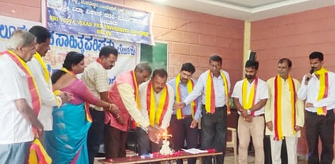 ಕನ್ನಡ ಸಾಹಿತ್ಯ ಪರಿಷತ್ತಿನ ಸಂಸ್ಥಾಪನಾ ದಿನಾಚರಣೆ ಅಂಗವಾಗಿ ಪಟ್ಟಣದ ವಿದ್ಯ ವಿಕಾಸ ಪದವಿ ಪೂರ್ವ ಕಾಲೇಜಿನಲ್ಲಿ ಆಯೋಜಿಸಿದ್ದ ಕನ್ನಡ ಸಾಹಿತ್ಯ ಪರಿಷತ್ತಿನ ಸಂಸ್ಥಾಪನಾ ದಿನಾಚರಣೆ ಕಾರ್ಯಕ್ರಮವನ್ನು ಗಣ್ಯರು  ಉದ್ಘಾಟಿಸಿದರು. ಮಹಾ ಶಿವಮೂರ್ತಿ, ಕಲಾವಿದ ಕೃಷ್ಣಮೂರ್ತಿ, ಮಹೇಶ್, ಕುಮಾರಸ್ವಾಮಿ, ಚೆನ್ನಕೇಶವೇಗೌಡ, ಸುಜಯ್, ಶಿಕ್ಷಕಿ ಸುಜಾತಾ ಇತರರಿದ್ದರು.