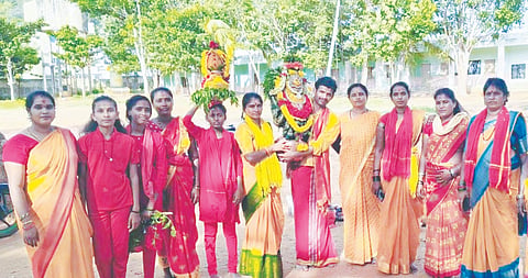 ಚಿಂತಾಮಣಿ ತಾಲೂಕಿನ ಕೈವಾರದಲ್ಲಿ ಓಂ ಶಕ್ತಿ ಅಮ್ಮನವರ ಗಂಜಿ ಪೂಜೆಯಲ್ಲಿ ಭಾಗವಹಿಸಿದ್ದ ಭಕ್ತರು. 